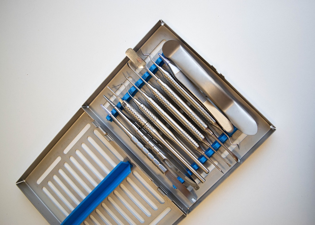 KIT DE IMPLANTOLOGÍA CON CASETTE METÁLICO